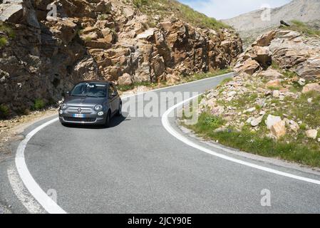 Colle del Nivolet, Valle d'Aosta - 08 09 2021: L'immagine cattura le meraviglie della strada che porta al Colle del Nivolet Foto Stock