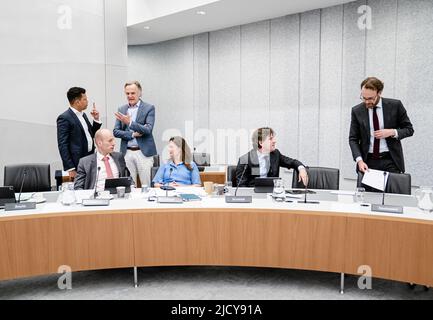 2022-06-16 17:09:37 L'AIA - (VLNR) Raoul Boucke (D66), Daniel Koerhuis (VVD), Lammert van Raan (PvdD), Suzanne Kroger (Groenlinks) e Henri Bontenbal (CDA), durante un dibattito in commissione alla Camera dei rappresentanti sul rendere l'aviazione più sostenibile. ANP BART MAAT uscita paesi bassi - uscita belgio Foto Stock