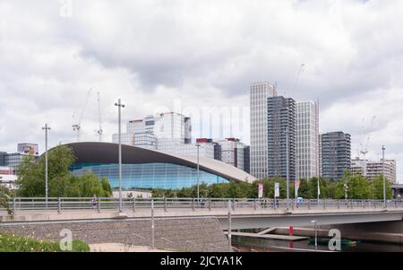 Costruzioni e edifici residenziali o di sviluppo al dettaglio. Gru e attrezzature. Adiacente al centro acquatico di Londra per l'Olympic Park Foto Stock