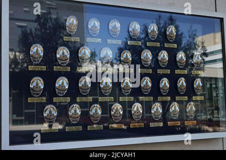 Los Angeles, CA / USA - 14 maggio 2022: Alcuni dei badge degli ufficiali di polizia LAPD uccisi in linea di servizio sono mostrati in un memoriale permanente. Foto Stock