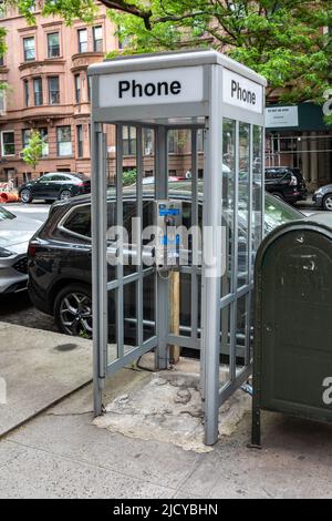 Cabina telefonica nel distretto Upper West Side di Manhattan, New York City, Stati Uniti d'America Foto Stock