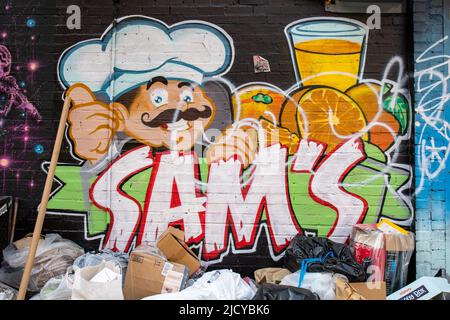 Street art. Murale Graffiti sul muro del Sam's Juice Bar & Grill nel Lower East Side di Manhattan a New York City, Stati Uniti d'America. Foto Stock