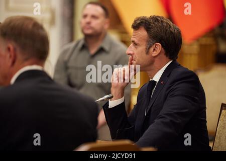 Kiev, Ucraina. 16th giugno 2022. Il presidente francese Emmanuel Macron ascolta giovedì 16 giugno, durante l'incontro con il presidente ucraino Volodymyr Zelenskyy, il cancelliere tedesco OLAF Scholz, il primo ministro italiano Mario Draghi e il presidente rumeno Klaus Iohannis, a Kiev, Ucraina, 2022. Foto tramite UPI/UPI Credit: UPI/Alamy Live News Foto Stock