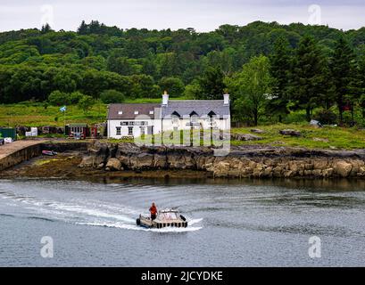 Traghetto Ulva, Isola di Mull, Scozia – Vista attraverso l'Isola di Ulva, con un traghetto passeggeri che attraversa il ristorante Boathouse Inn sull'isola di Ulva Foto Stock