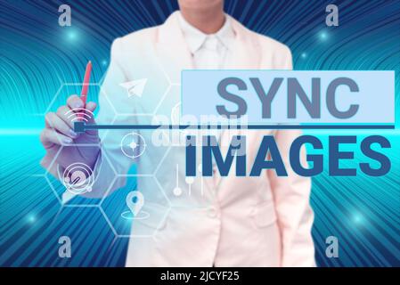 Visualizzazione concettuale Sync Images, Word per rendere le foto identiche in tutti i dispositivi accessibili ovunque Lady in vestito con penna che simboleggia il successo te Foto Stock