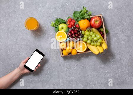 Frutta e verdura fresche sono alla base di una dieta sana. Vari frutti nel concetto di pulizia del corpo e uno stile di vita sano Foto Stock