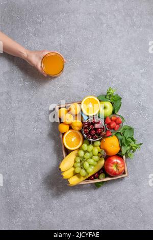 Frutta e verdura fresche sono alla base di una dieta sana. Vari frutti nel concetto di pulizia del corpo e uno stile di vita sano Foto Stock