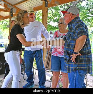 EL DORADO, KANSAS - 15 GIUGNO 2022 Katie Sawyer l'attuale e più giovane candidato repubblicano per il governatore tenente del Kansas partecipa al picnic della contea di Butler e saluta gli elettori e ascolta le loro questioni locali e a livello statale Foto Stock