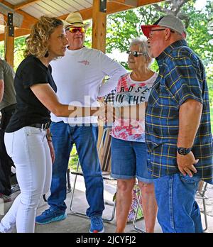 EL DORADO, KANSAS - 15 GIUGNO 2022 Katie Sawyer l'attuale e più giovane candidato repubblicano per il governatore tenente del Kansas partecipa al picnic della contea di Butler e saluta gli elettori e ascolta le loro questioni locali e a livello statale Foto Stock