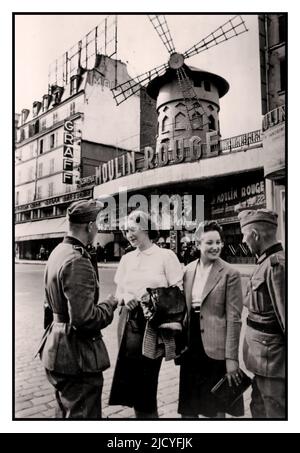 Occupato Parigi Francia nazista WW2 immagine Propaganda con due soldati tedeschi Wehrmacht con due donne parigine di fronte al Moulin Rouge, durante l'occupazione nazista di Parigi 1940 giugno Parigi Francia Foto Stock