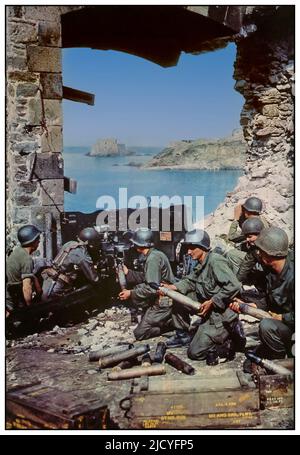 WW2 US Army Propaganda immagine di una pistola da 57 mm M1 sparando dalla porta Champs-Vauverts a Saint-Malo in Bretagne nel mese di agosto 1944. Dopo il D-Day, una scena di propaganda con l'esercito generale Patton Saint Malo Francia seconda guerra mondiale seconda guerra mondiale Foto Stock