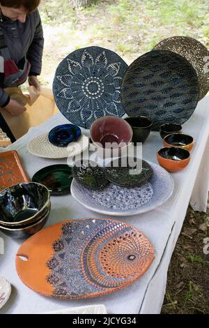 Stand dei prodotti ceramici presso il Museo Etnografico all'aperto della Lettonia Foto Stock