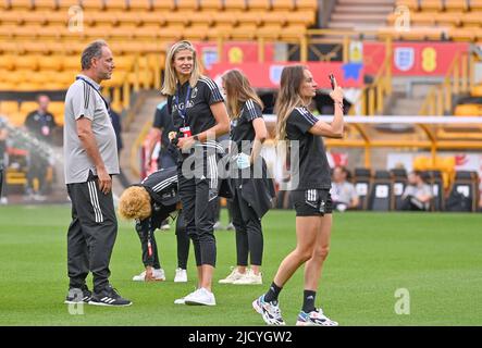 Kris Vanderhaegen, assistente del Belgio, e Justine Vanhevermaet del Belgio, hanno illustrato in anticipo la partita amichevole tra la squadra nazionale belga di calcio femminile The Red Flames e la squadra nazionale inglese di calcio femminile Lionesses, a Wolverhampton, Regno Unito, giovedì 16 giugno 2022. BELGA FOTO DAVID CATRY Foto Stock