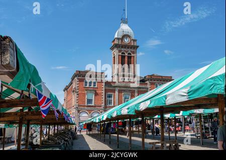 Chesterfield, Regno Unito - 14 maggio 2022: Il mercato all'aperto a Chesterfield Inghilterra Foto Stock