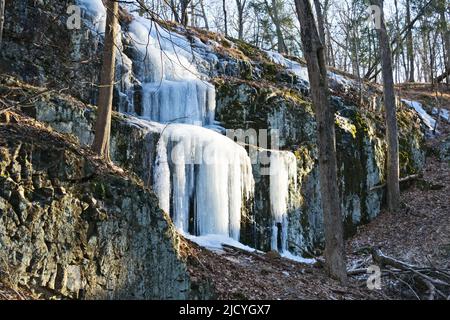 Cascata ghiacciata nel mese di gennaio. Cascate di Hemlock, New Jersey. Foto Stock