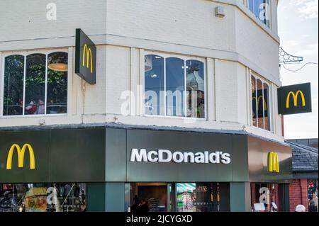 Chesterfield, Regno Unito - 14 maggio 2022: McDonald's nel centro di Chesterfield, Inghilterra Foto Stock