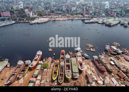 16 giugno 2022, Dhaka, Dhaka, Bangladesh: Vista aerea del cantiere navale di Keraniganj. Con dozzine di cantieri navali, Keraniganj sulla riva del fiume Burigonga che scorre oltre la periferia sud-ovest della capitale del Bangladesh Dhaka ora sembra un mega hub per la costruzione e la riparazione di piccole navi, lanci e piroscafi. La zona non dorme mai con centinaia di lavoratori che smantellano le navi da carico e gli incrociatori che non sono più in uso per riutilizzare le loro parti in quelle nuove o riparate intorno al giorno.ci sono più di 35 cantieri navali nella zona di Old DhakaÂ's keraniganj sul lato del fiume Buriganga, quando le piccole navi, Foto Stock