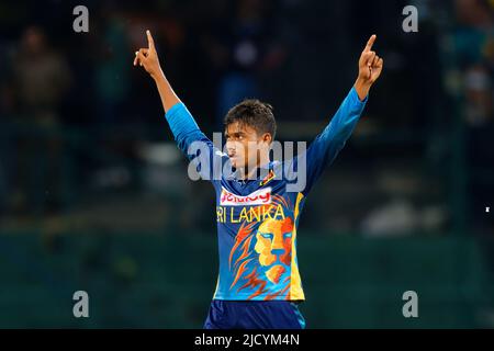 Kandy, Sri Lanka. 16th giugno 2022. Il Dunith Wellalage dello Sri Lanka festeggia dopo aver preso il cricket di Marnus Labuschagne in Australia durante la partita di cricket ODI 2nd tra Sri Lanka e Australia al Pallekele International Cricket Stadium di Kandy il 16th giugno 2022. Viraj Kothalwala/Alamy Live News Foto Stock