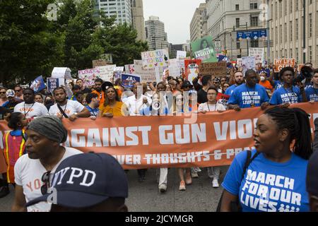 Manifestazione "Arch for Our Lives" e marcia attraverso il ponte di Brooklyn da Cadman Plaza, Brooklyn al municipio parlando per leggi sostanziali sulle armi per proteggere i bambini e tutti i cittadini dopo recenti sparatorie di massa e massacri in tutto gli Stati Uniti. Il sindaco Eric Adams (in bianco) e il procuratore generale Letitia James (in arancione) marcia davanti. Foto Stock