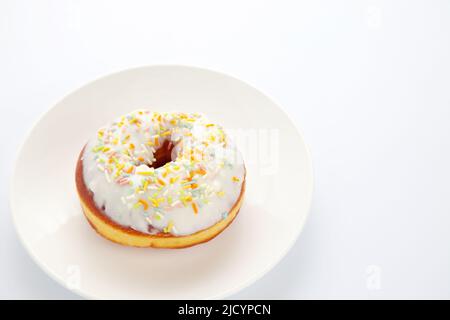 ciambella ghiacciata isolata su sfondo bianco Foto Stock