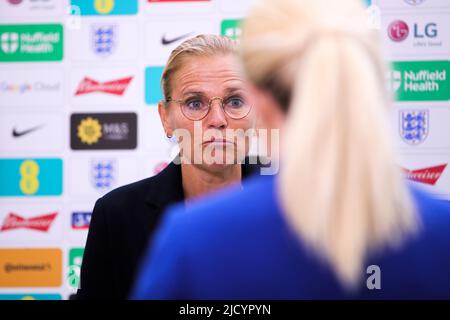 WOLVERHAMPTON, REGNO UNITO. GIU 16th Sarina Wiegman England Manager parla con i media pre game durante la partita internazionale amichevole tra Inghilterra Donne e Belgio a Molineux, Wolverhampton giovedì 16th giugno 2022. (Credit: Tom West | MI News) Credit: MI News & Sport /Alamy Live News Foto Stock