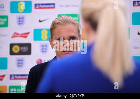 WOLVERHAMPTON, REGNO UNITO. GIU 16th Sarina Wiegman England Manager parla con i media pre game durante la partita internazionale amichevole tra Inghilterra Donne e Belgio a Molineux, Wolverhampton giovedì 16th giugno 2022. (Credit: Tom West | MI News) Credit: MI News & Sport /Alamy Live News Foto Stock