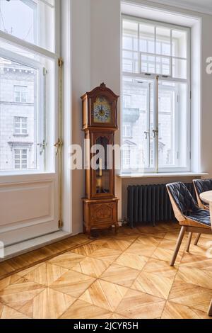 Orologio d'epoca con pendolo nell'appartamento Foto Stock