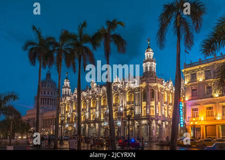 Il Gran Teatro de la Habana, splendidamente illuminato, si trova al Parque Central, l'Avana, Cuba durante l'ora blu Foto Stock