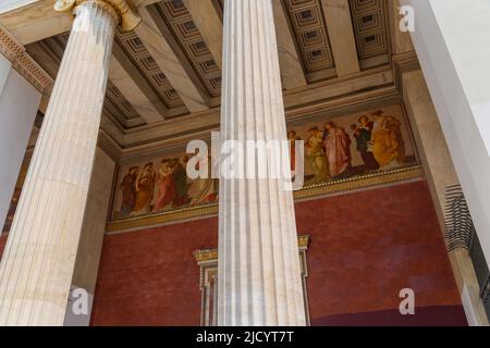 Atene, Grecia - 7 maggio 2022: Dettaglio dell'ingresso del Museo Archeologico Nazionale di Atene, Grecia. E' uno dei principali punti di riferimento storici di AT Foto Stock