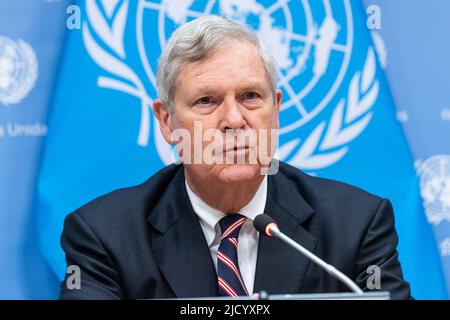 New York, New York, Stati Uniti. 16th giugno 2022. Il Segretario dell'Agricoltura degli Stati Uniti Tom Vilsack fornisce i reporter sulla sicurezza alimentare globale presso la sede delle Nazioni Unite. Il Segretario Vilsack ha affermato che gli Stati Uniti aumenteranno la produzione di colture quest’anno e contribuiranno ad agevolare la consegna di cereali nelle regioni più colpite dell’Africa settentrionale e del Medio Oriente. (Credit Image: © Lev Radin/Pacific Press via ZUMA Press Wire) Foto Stock