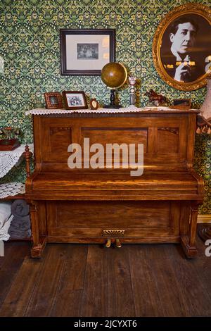 Foto di un antico pianoforte in un ristorante Foto Stock