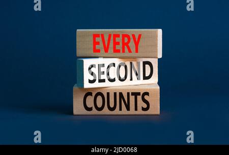 Ogni secondo conta il simbolo. Parole concettuali ogni secondo conta su blocchi di legno su un bel sfondo grigio tabella. Business, motivazionale ed e Foto Stock
