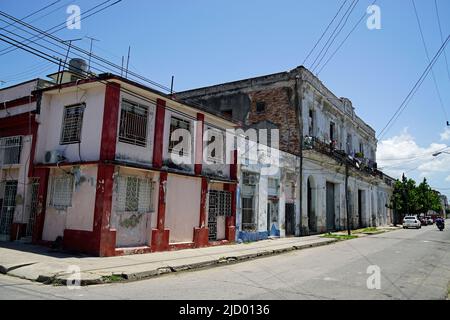 strade di cienfuegos su cuba con case tipiche Foto Stock