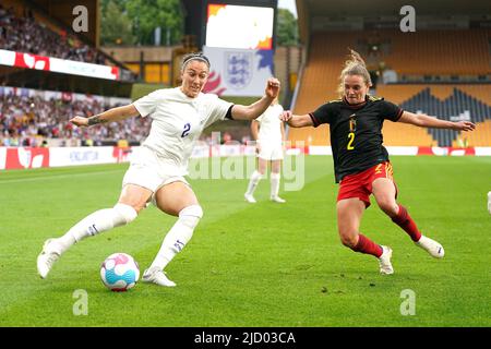 Lucy Bronze in Inghilterra (a sinistra) e Davina Philtjens in Belgio combattono per la palla durante la partita internazionale femminile a Molineux, Wolverhampton. Data foto: Giovedì 16 giugno 2022. Foto Stock