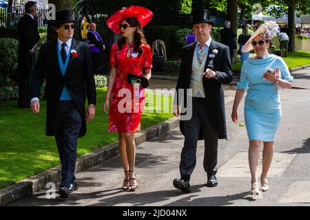 Ascot, Regno Unito. 16th giugno 2022. I Racegoers arrivano al Royal Ascot per il giorno delle Signore. L'evento di quest'anno è il primo con piena partecipazione dal 2019 e, con le previsioni meteo per Ladies Day, molti dei piloti stanno mostrando i cappelli elaborati e i fascinatori per i quali Gold Cup Day è diventato ben noto. Credit: Mark Kerrison/Alamy Live News Foto Stock