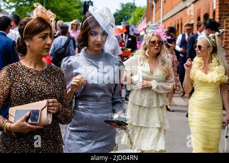 Ascot, Regno Unito. 16th giugno 2022. I Racegoers arrivano al Royal Ascot per il giorno delle Signore. L'evento di quest'anno è il primo con piena partecipazione dal 2019 e, con le previsioni meteo per Ladies Day, molti dei piloti stanno mostrando i cappelli elaborati e i fascinatori per i quali Gold Cup Day è diventato ben noto. Credit: Mark Kerrison/Alamy Live News Foto Stock