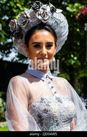 Ascot, Regno Unito. 16th giugno 2022. Un pilota arriva al Royal Ascot per il giorno delle Signore. L'evento di quest'anno è il primo con piena partecipazione dal 2019 e, con le previsioni meteo per Ladies Day, molti dei piloti stanno mostrando i cappelli elaborati e i fascinatori per i quali Gold Cup Day è diventato ben noto. Credit: Mark Kerrison/Alamy Live News Foto Stock