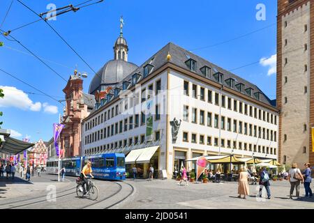 Würzburg, Germania - Giugno 2022: Caffe' chiamato 'Bassanese Cafe am Dom' e 'Lindt' Chocolaterie nella piazza della strada della cupola nella citta' vecchia Foto Stock