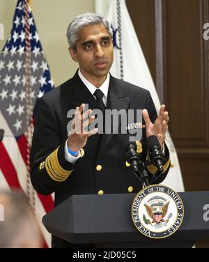 Washington, Stati Uniti. 16th giugno 2022. Il Dott. Vivek Murthy, chirurgo generale degli Stati Uniti fa le osservazioni all'annuncio in linea della Task Force di molestie ed abusi nell'edificio esecutivo di Eisenhower a Washington, DC il giovedì, 16 giugno 2022 foto da Ron Sachs/UPI accreditamento: UPI/Alamy Live News Foto Stock