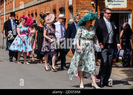 Ascot, Regno Unito. 16th giugno 2022. I Racegoers arrivano al Royal Ascot per il giorno delle Signore. L'evento di quest'anno è il primo con piena partecipazione dal 2019 e, con le previsioni meteo per Ladies Day, molti dei piloti stanno mostrando i cappelli elaborati e i fascinatori per i quali Gold Cup Day è diventato ben noto. Credit: Mark Kerrison/Alamy Live News Foto Stock