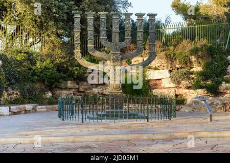 GERUSALEMME, ISRAELE - 24 SETTEMBRE 2017: La Knesset Menorah è un enorme candelabro vicino all'edificio del Parlamento con bassorilievi della Bibbia. Foto Stock