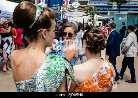 Ascot, Regno Unito. 16th giugno 2022. I Racegoers arrivano al Royal Ascot per il giorno delle Signore. L'evento di quest'anno è il primo con piena partecipazione dal 2019 e, con le previsioni meteo per Ladies Day, molti dei piloti stanno mostrando i cappelli elaborati e i fascinatori per i quali Gold Cup Day è diventato ben noto. Credit: Mark Kerrison/Alamy Live News Foto Stock