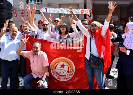 Tunisi, Tunisia. 16th giugno 2022. I sostenitori dell'Unione generale tunisina del lavoro (UGTT) mostrano segni di vittoria durante uno sciopero generale annunciato dai lavoratori dell'Unione generale tunisina del lavoro (UGTT) nel settore pubblico tunisino, chiedendo l'aumento degli stipendi e migliori diritti sociali a Tunisi. Credit: SOPA Images Limited/Alamy Live News Foto Stock