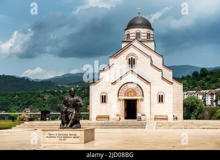 Visegrad, Repubblica di Srpska, Bosnia-Erzegovina - 27 maggio 2022. Chiesa di San Lazzaro ad Andricgrad e un monumento a Petar II Petrovic Njegos Foto Stock