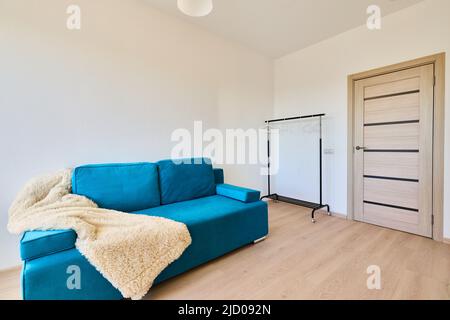 Foto dell'interno di un piccolo monolocale luminoso e accogliente Foto Stock