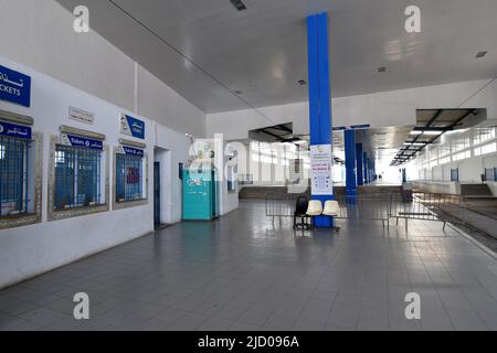 Tunisi, Tunisia. 16th giugno 2022. Una stazione ferroviaria rimane quasi vuota durante uno sciopero generale annunciato dai lavoratori dell'Unione generale del lavoro tunisina (UGTT) nel settore pubblico tunisino, chiedendo un aumento degli stipendi e migliori diritti sociali a Tunisi. (Foto di Jdidi Wassim/SOPA Images/Sipa USA) Credit: Sipa USA/Alamy Live News Foto Stock