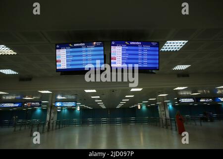 Tunisi, Tunisia. 16th giugno 2022. Vista generale delle schermate di partenza che mostrano tutti i voli annullati presso l'aeroporto internazionale Tunisi-Carthage in Tunisia durante uno sciopero generale annunciato dai lavoratori dell'Unione generale del lavoro tunisina (UGTT) nel settore pubblico tunisino, chiedendo l'aumento degli stipendi e migliori diritti sociali a Tunisi. (Foto di Jdidi Wassim/SOPA Images/Sipa USA) Credit: Sipa USA/Alamy Live News Foto Stock