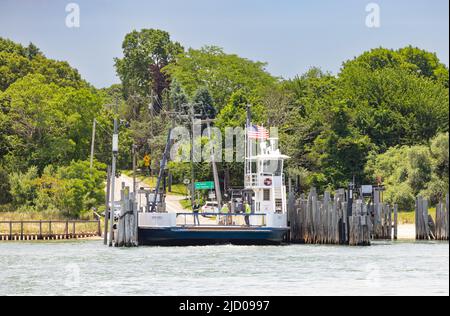 Shelter Island South ferry, Sunrise in dock a North Haven, NY Foto Stock