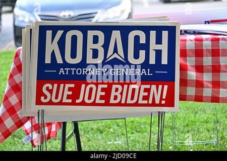 EL DORADO, KANSAS - GIUGNO 15 nuovo cartello campagna Kris Kobach presso il picnic della contea di Butler Foto Stock