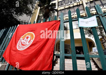 Tunisi, Tunisia. 16th giugno 2022. L'Ufficio nazionale del petrolio si è chiuso durante uno sciopero generale annunciato dai lavoratori dell'Unione generale tunisina del lavoro (UGTT) nel settore pubblico tunisino, chiedendo l'aumento degli stipendi e migliori diritti sociali a Tunisi. (Foto di Jdidi Wassim/SOPA Images/Sipa USA) Credit: Sipa USA/Alamy Live News Foto Stock